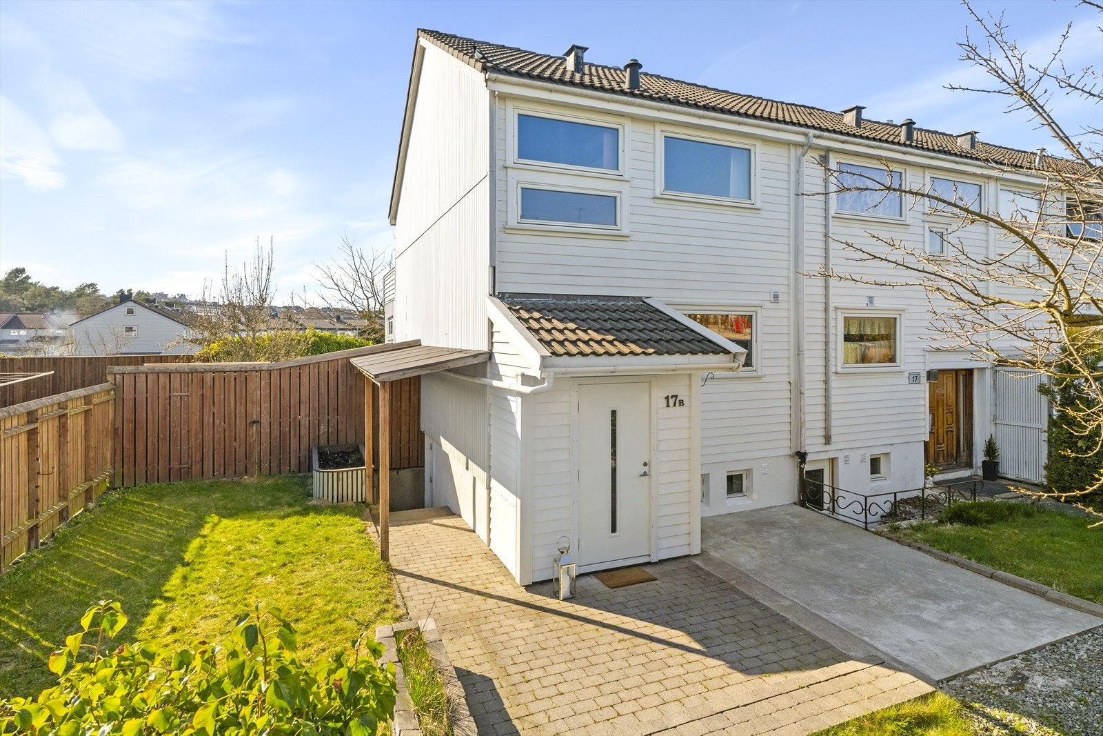 - Det er hage både i front av bolig og i bakkant, adskilt med gjerde - Galleribilde