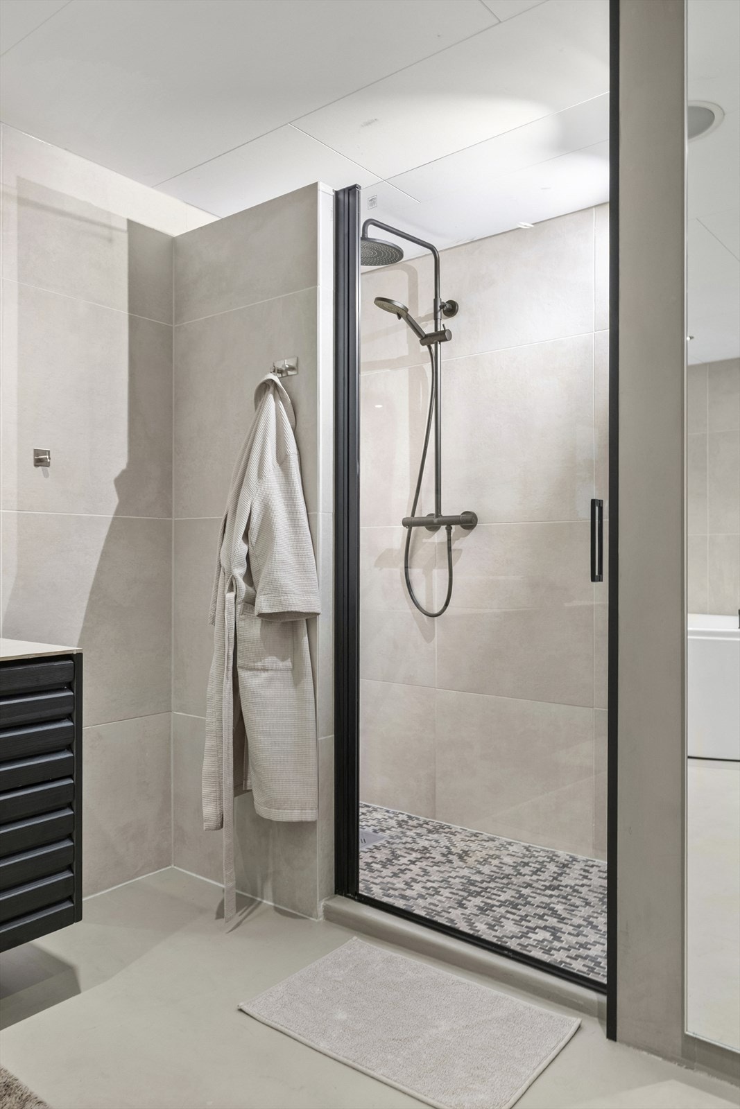 - Dusjen er rosmlig med glassdør - Galleribilde