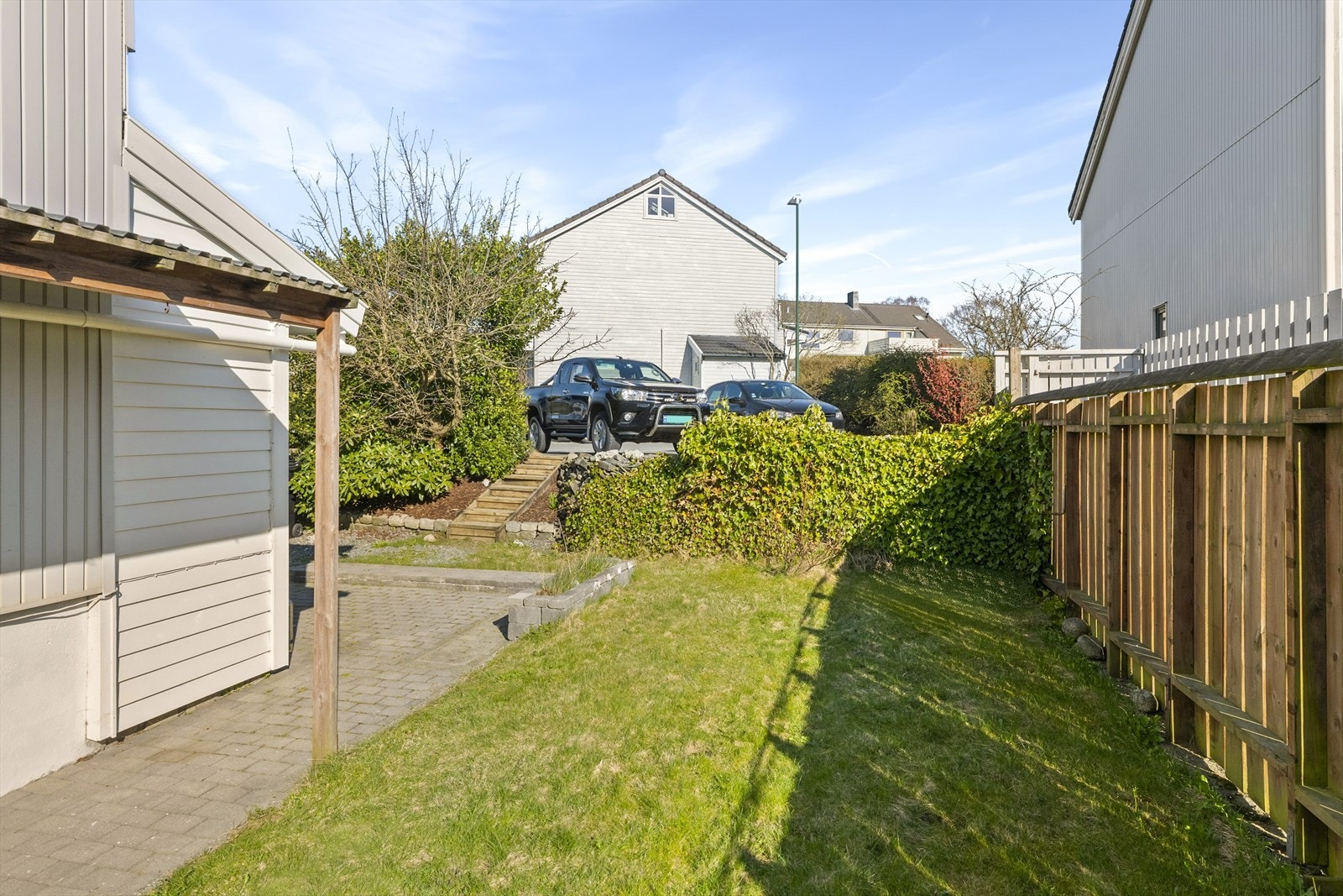 - Parkering like ved trappen - Galleribilde