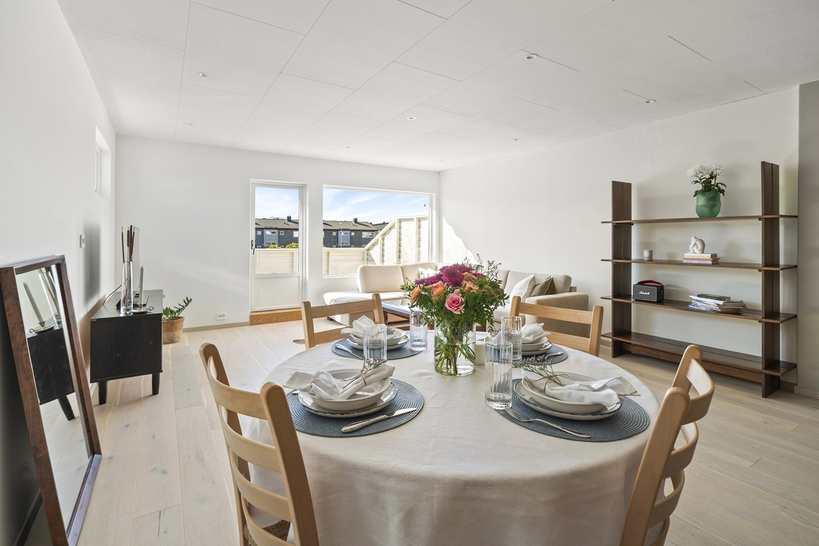 - Det er lekkert parkettgulv og lysmalte overflater med spotlights i himling - Galleribilde