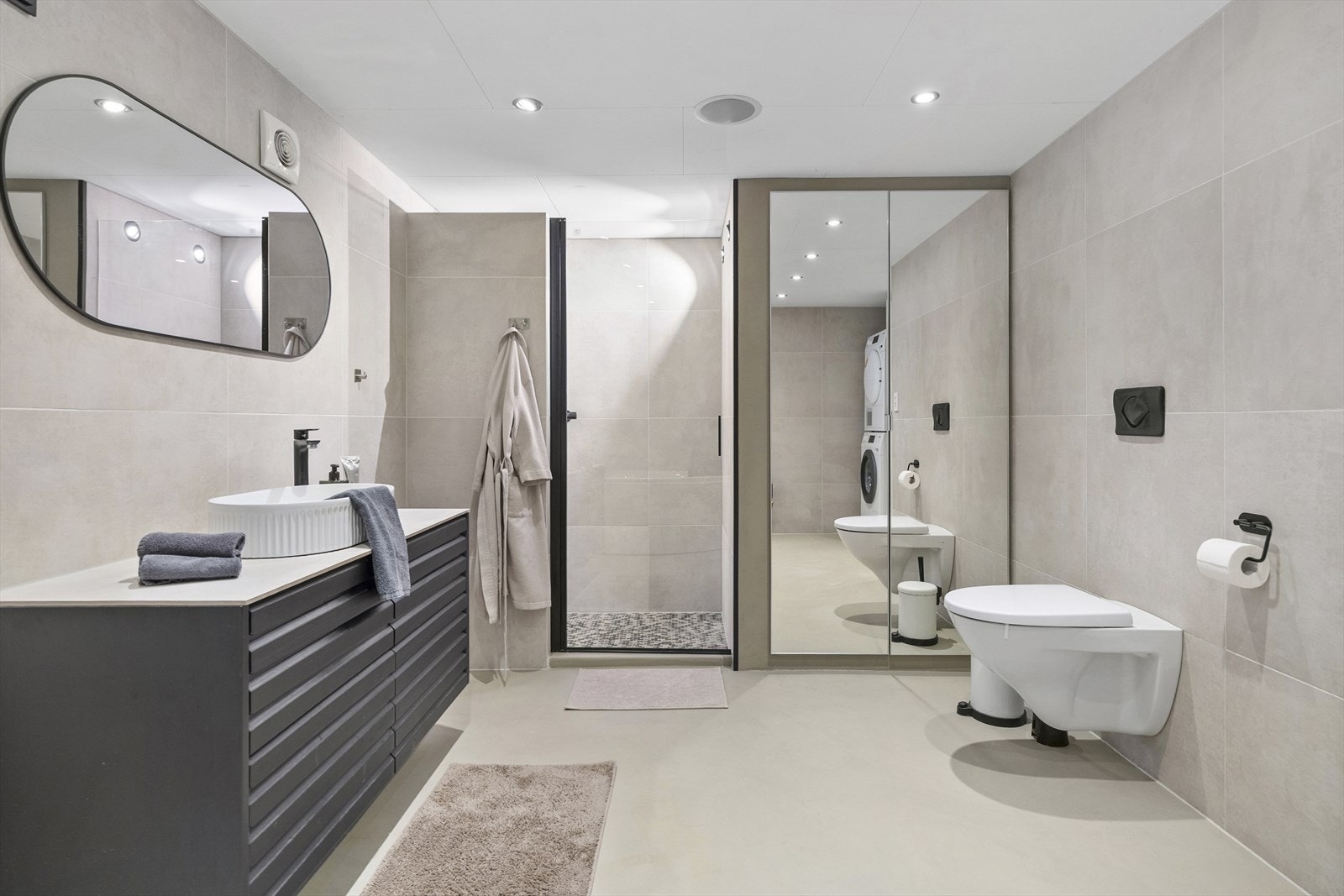 - Baderommet er pusset opp i senere år og fremstår lekkert og romslig - Galleribilde