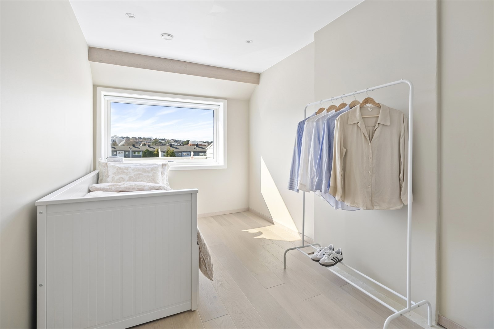 - Alle soverommene er malt i lyse, tidsriktige farger, og har god plass til seng og annet ønskelig møblement - Galleribilde