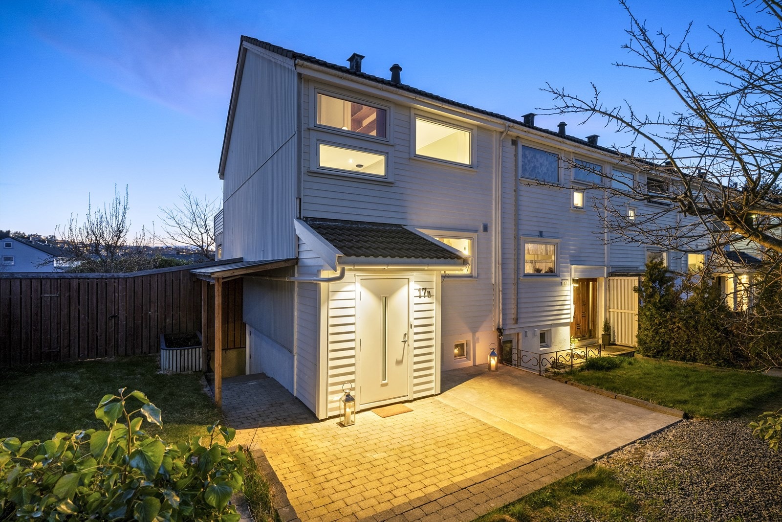 - Flot inngangsparti med uteplass, plen og beplantning - Galleribilde