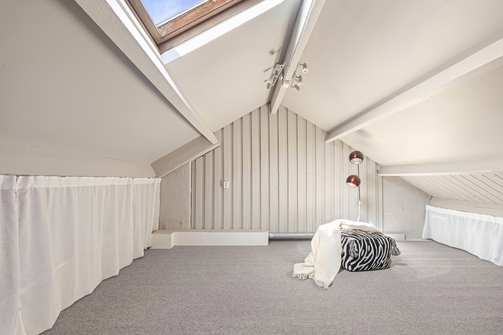 - På loftet er det meget god lagringsplass i kneloft, og ellers er rommet ypperlig som en ekstra stue, gjesterom eller lekeareal for de minste - Galleribilde