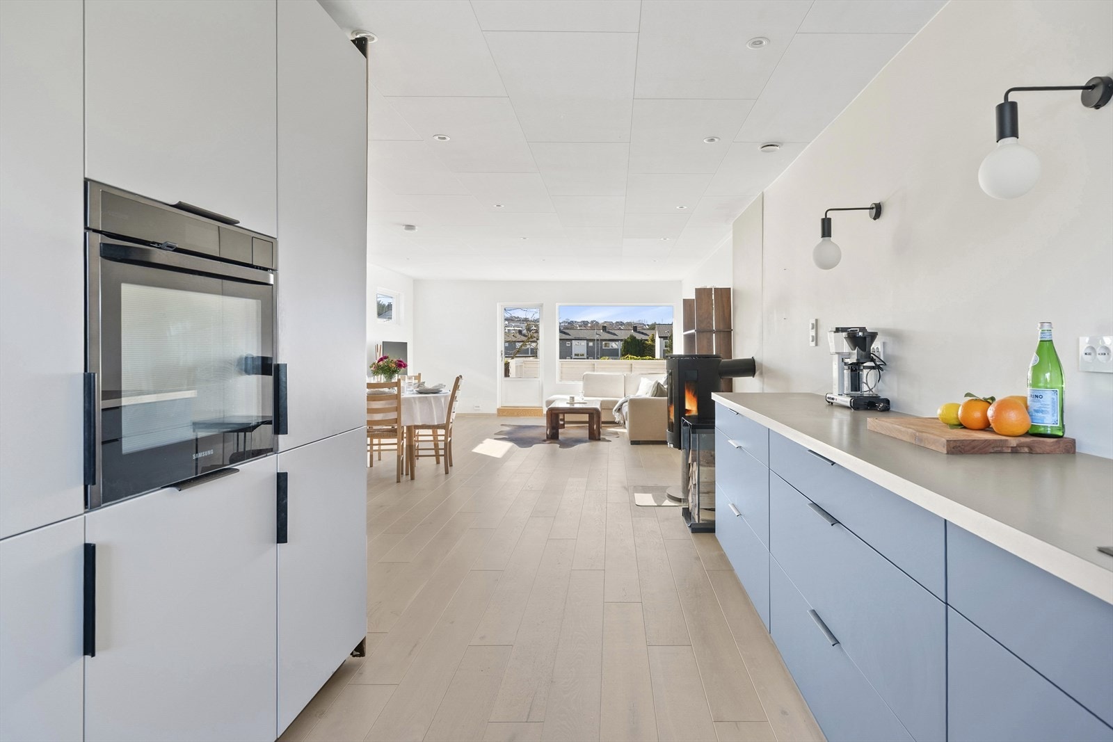 - Åpen løsning mot stuen, ypperlig for en sosial og luftig planløsning - Galleribilde