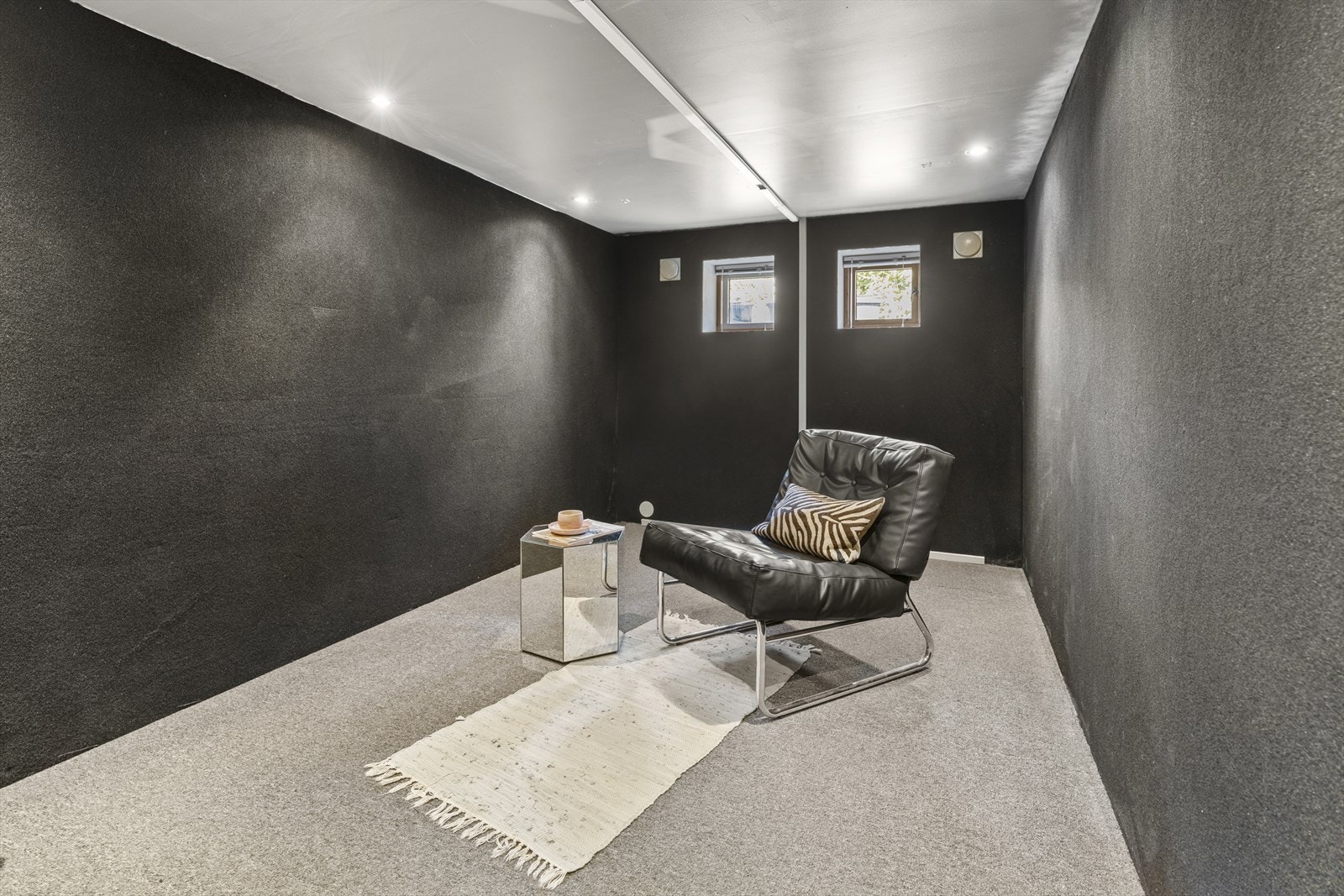 - Dagens bod er innredet som kjellerstue og har tilknytning til et kott for oppbevaring - Galleribilde