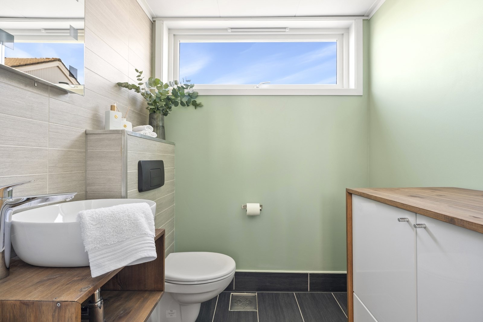 - Gjestetoalettet er en halvetasje opp fra stuen og er flislagt i moderne farger - Galleribilde