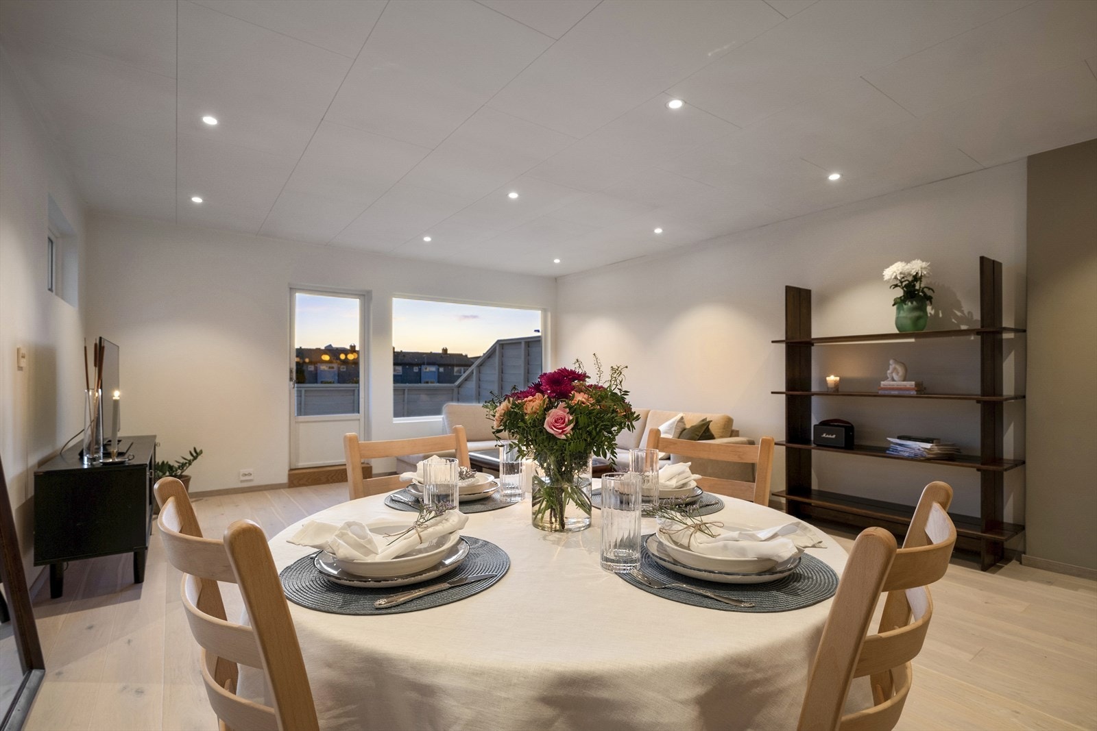 - God plass til både spisebord og sittegruppe - Galleribilde