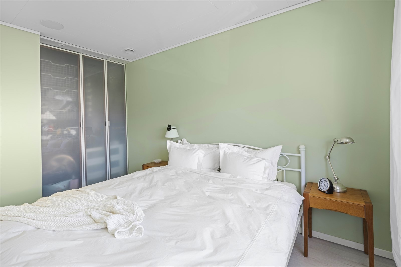 - Hovedsoverommet er romslig med plass til dobbeltseng, nattbord og garderobeskap - Galleribilde