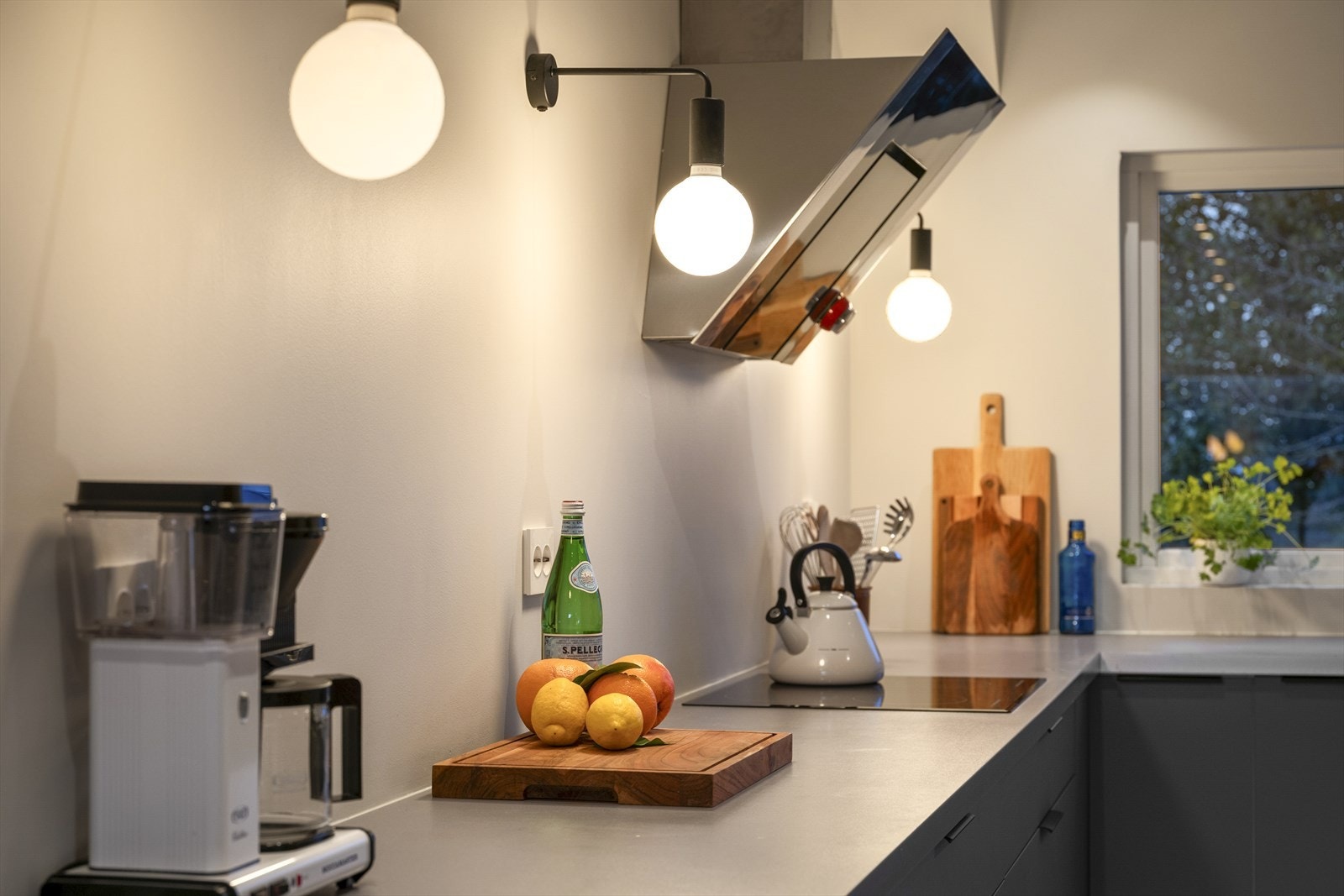 - Det er godt med benkeplass både til kjøkkenmaskiner og matlaging - Galleribilde