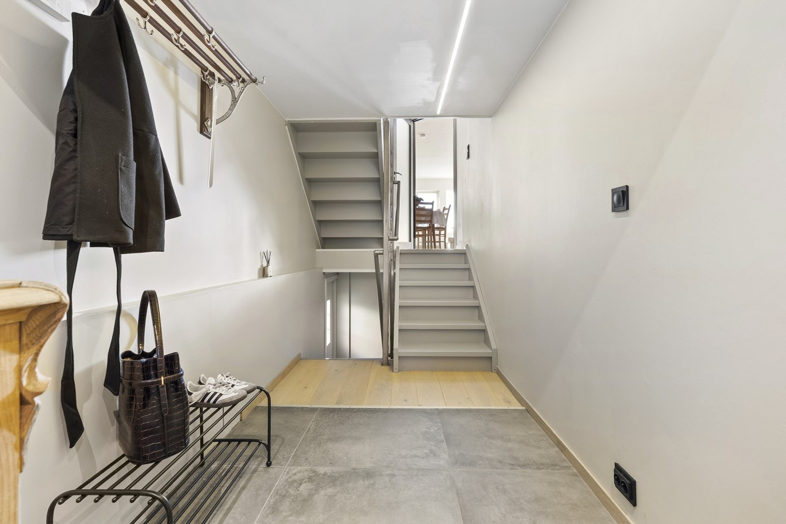 - Også entréen er lys og innbydende - Galleribilde