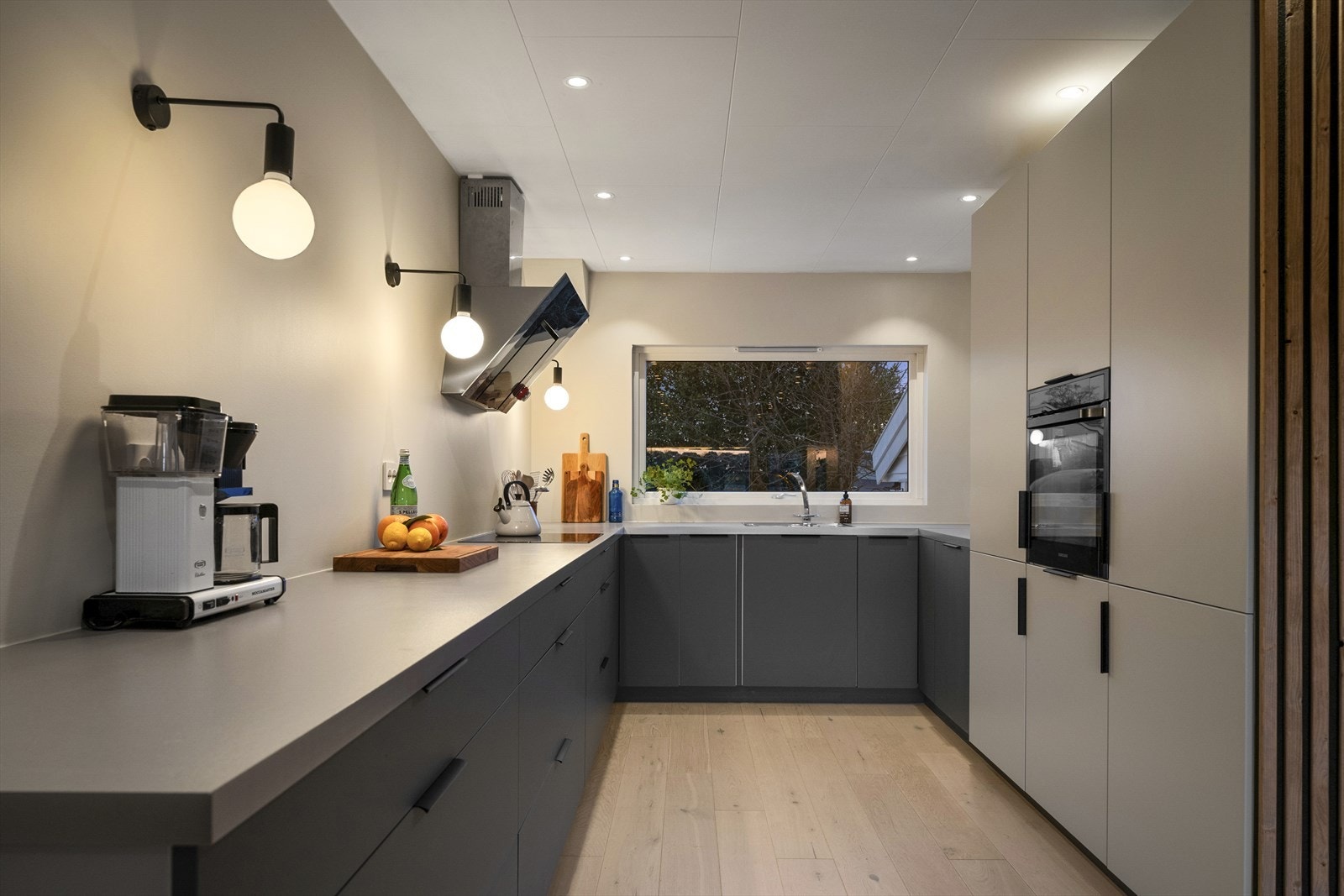 - Kjøkkenet er stilfult innredet med slette fronter, flott belysning og stilrent uttrykk - Galleribilde