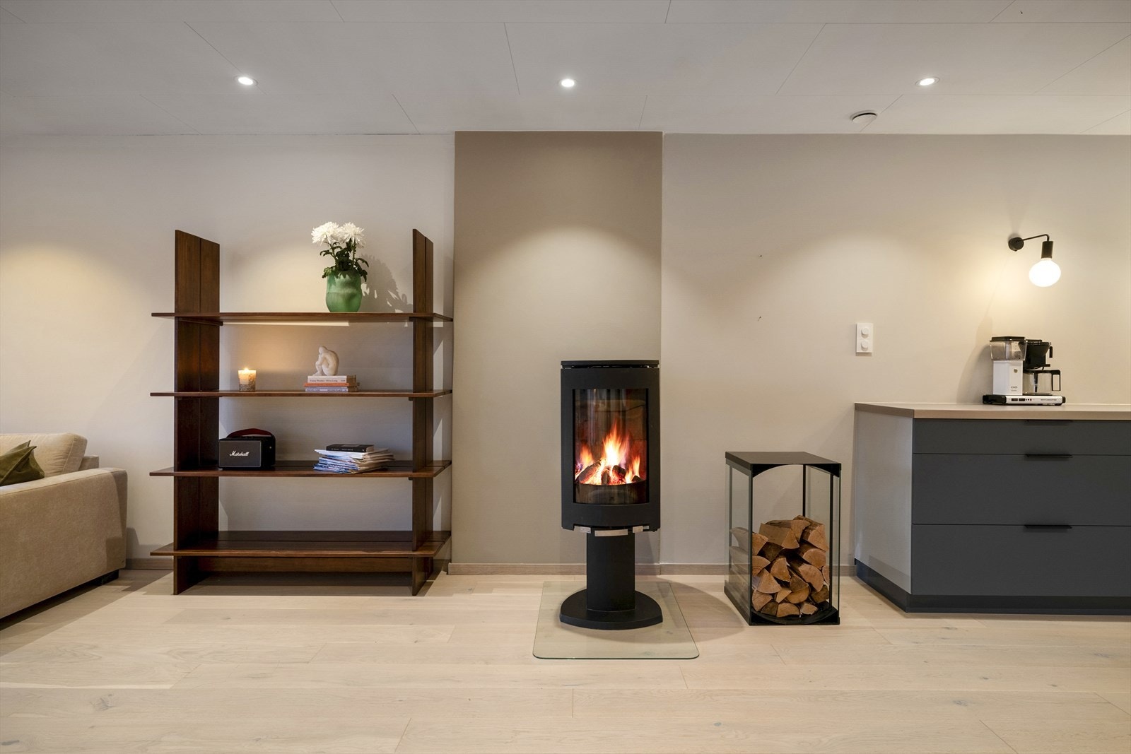 - Lekker peisovn skiller kjøkken og stue - Galleribilde