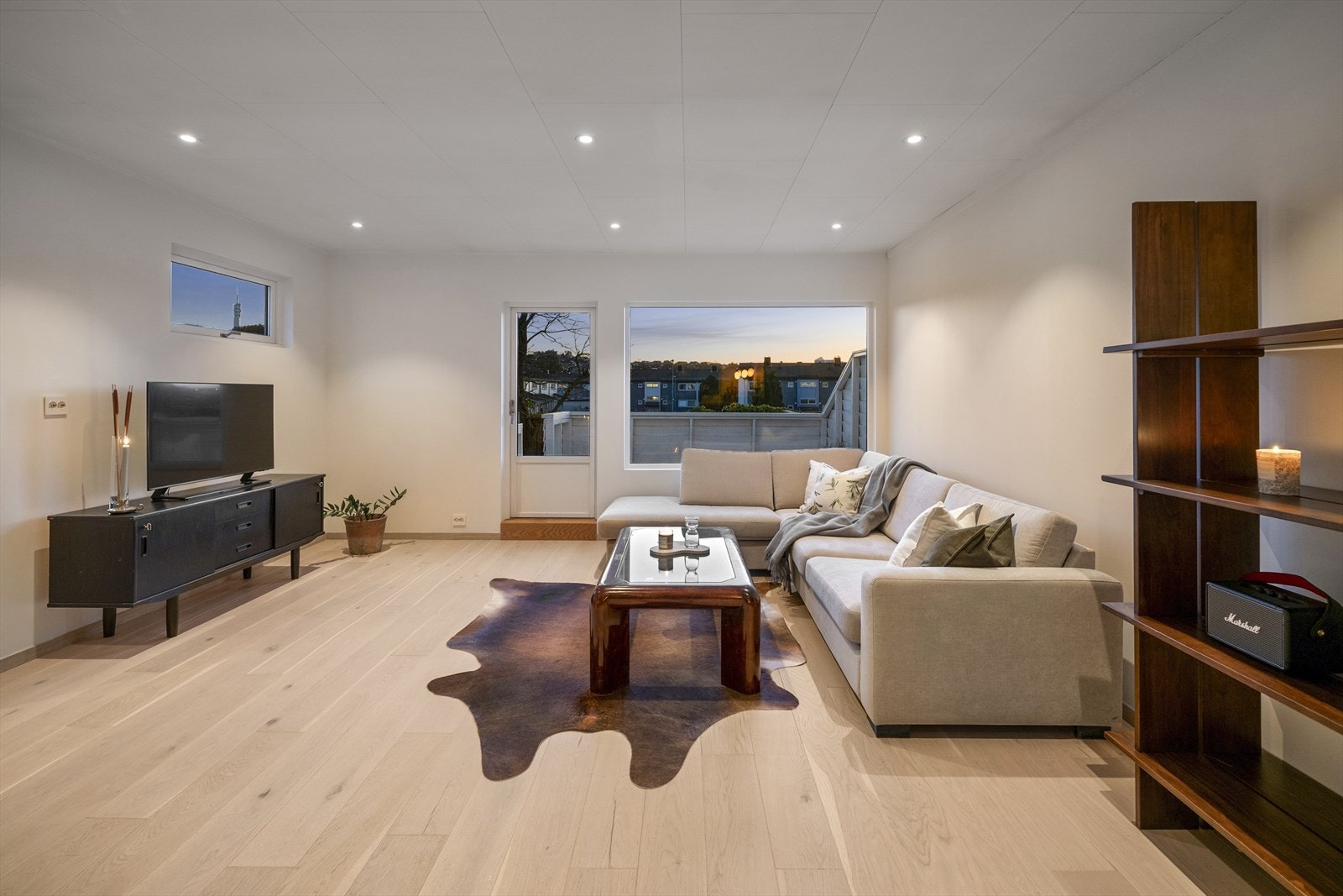 - Innfelte spotlights og store vindusflater som slipper inn mye naturlig lys går igjen i boligen - Galleribilde