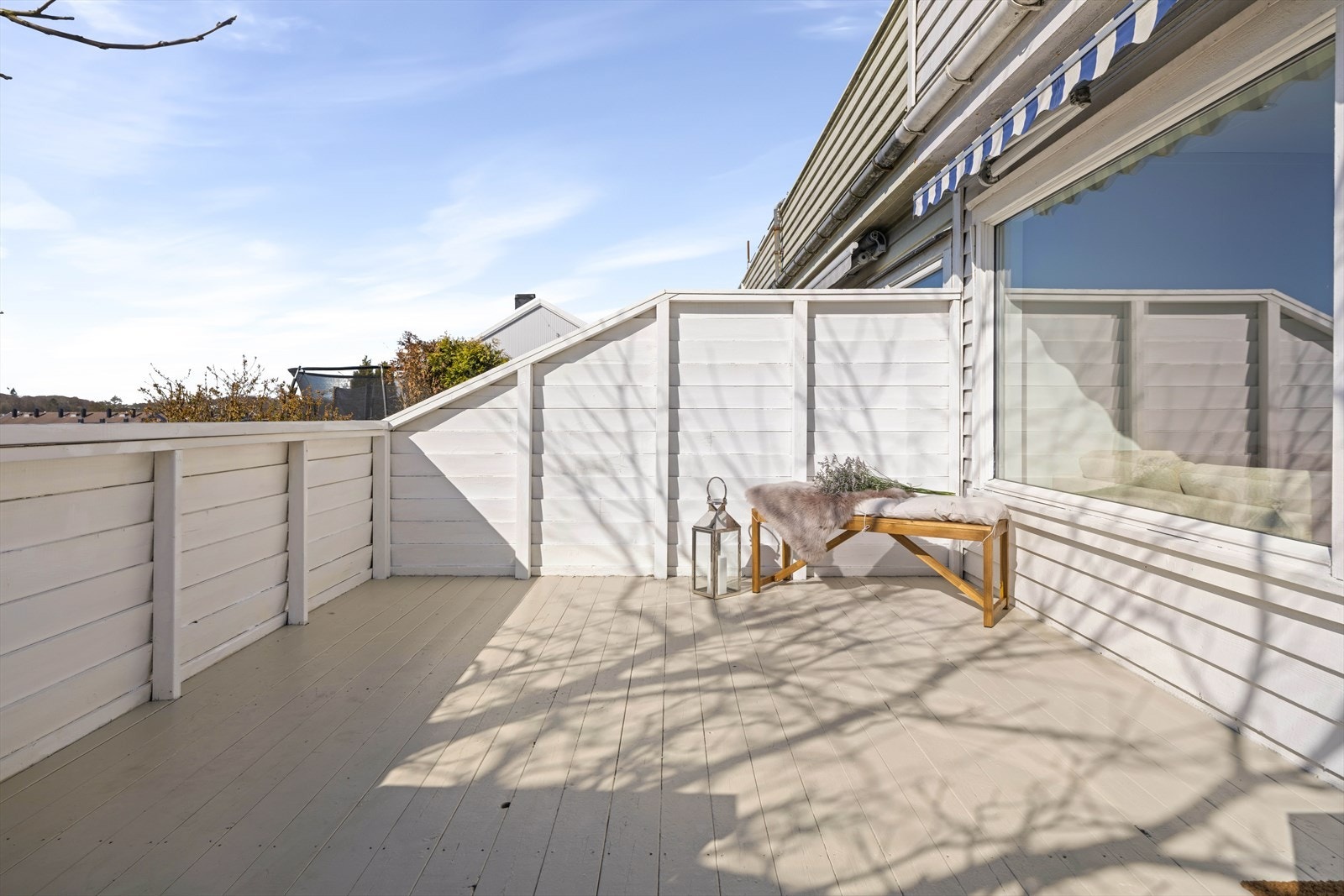 - Det er flere uteplasser, denne med direkte utgang fra stuen - Galleribilde