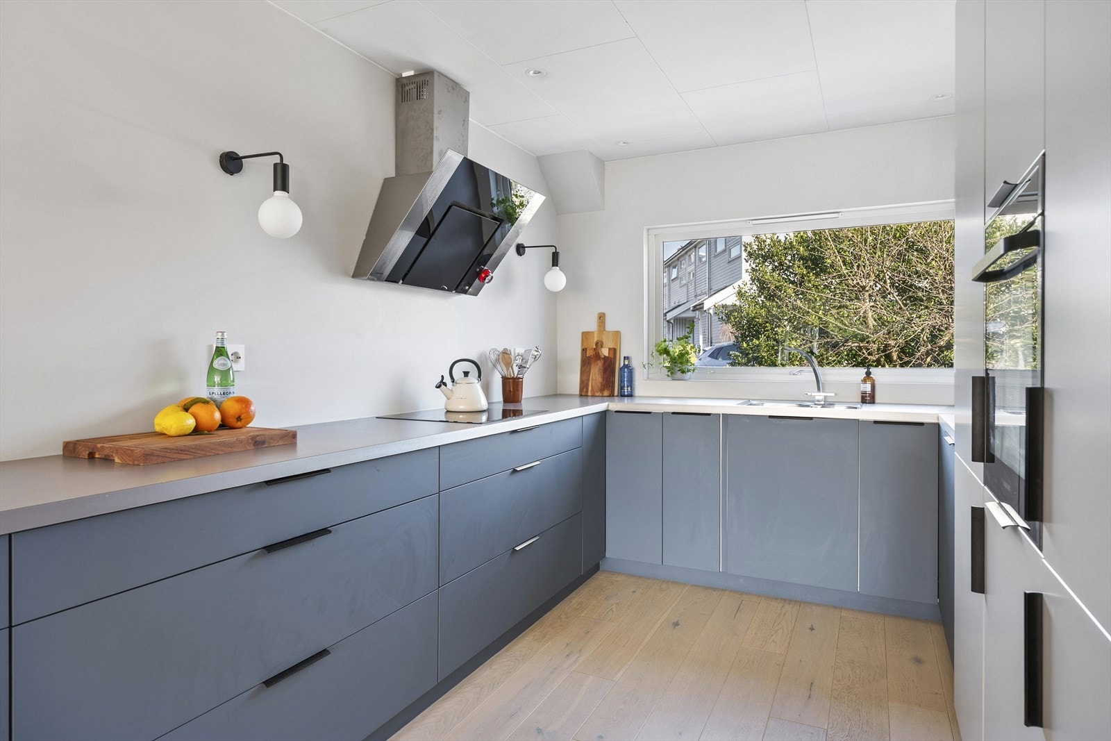 - Det er flott belysning på vegger, samt store vindusflater som slipper inn mye naturlig lys - Galleribilde