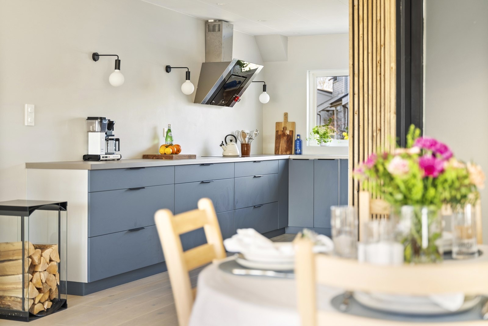 - Sosial planløsning med åpen løsning mellom både kjøkken, spisestue og stue - Galleribilde