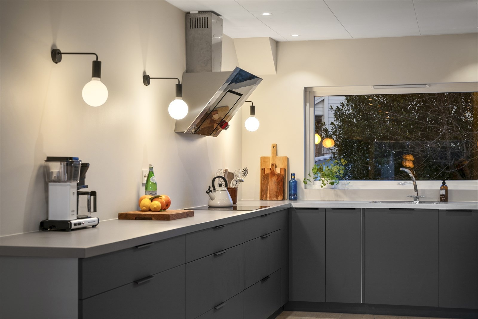 - Legg merke til de lekre lampene som både ser nydelige ut, men også lyser opp arbeidsbenken godt - Galleribilde