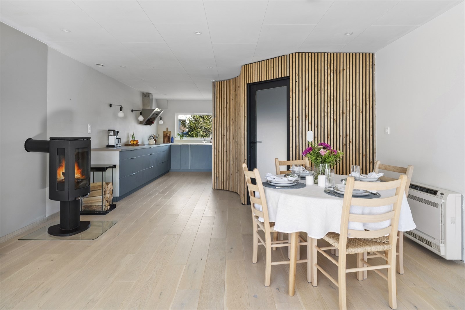 - Det er både varmepumpe og peisovn i stuen - Galleribilde