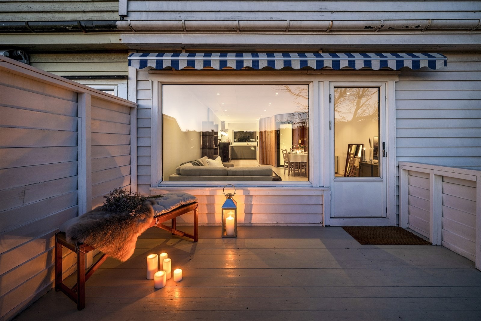 - Det er også flotte uteområder, med både terrasse, veranda, balkong og platting på alle tre sider av boligen - Galleribilde