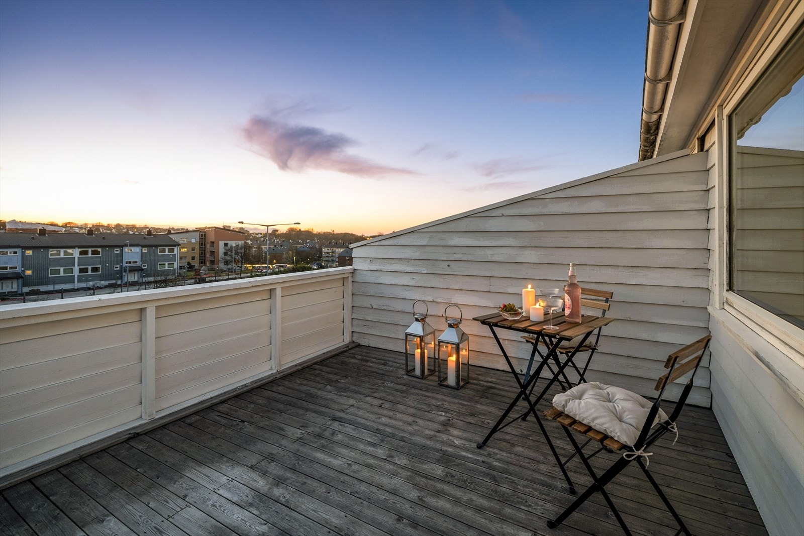 - Balkongen i 2. etasje byr også på nydelig utsikt og gode solforhold - Galleribilde