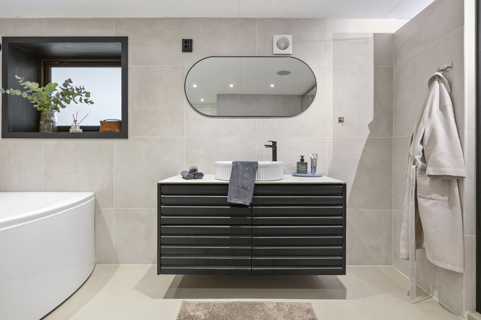 - Det er lekkert møblement, badekar og dusjhjørne, gode oppbevaringsmuligheter, samt opplegg for vaskemaskin og tørketrommel - Galleribilde