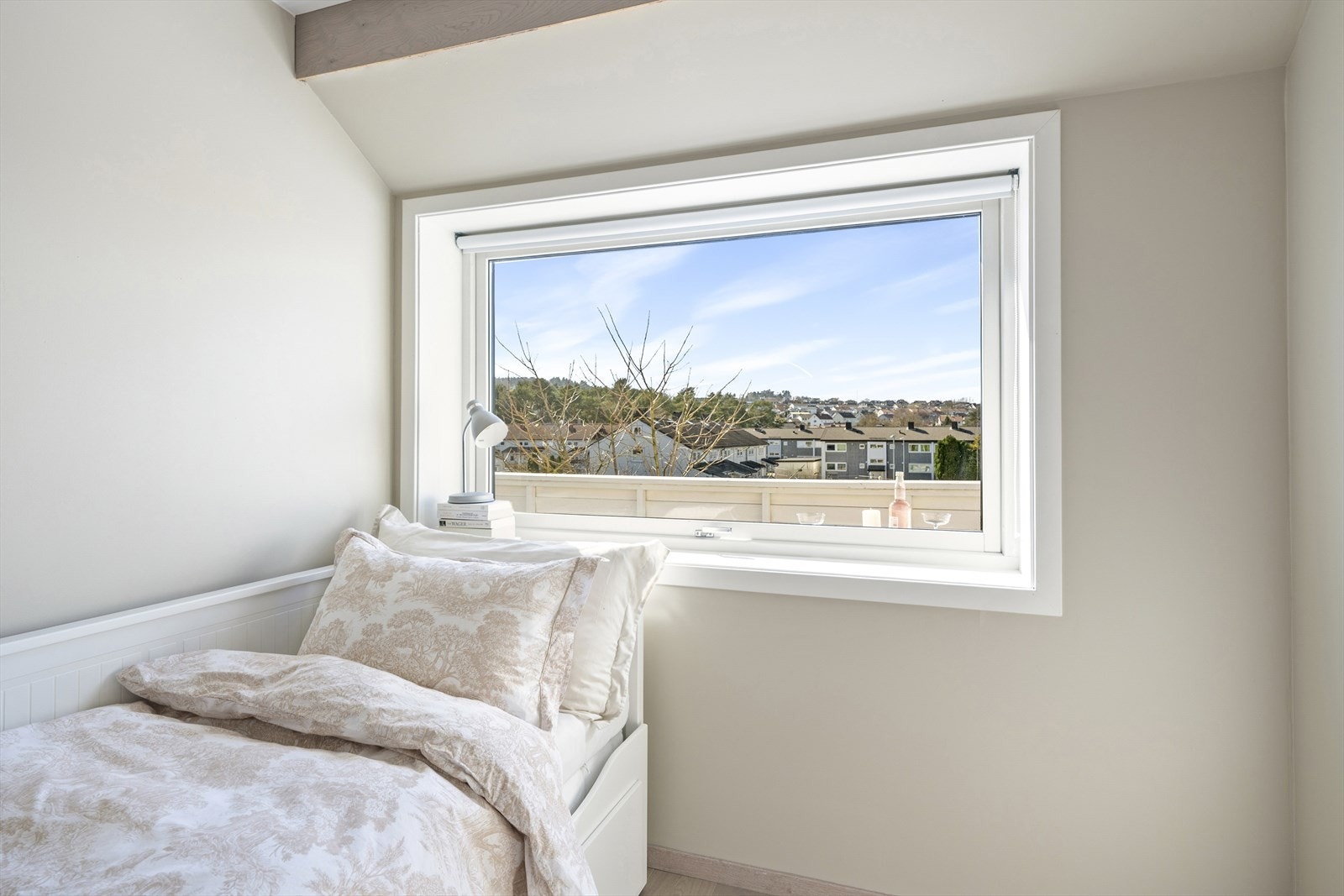 - Flott utsikt over nærområdet fra to av soverommene - Galleribilde