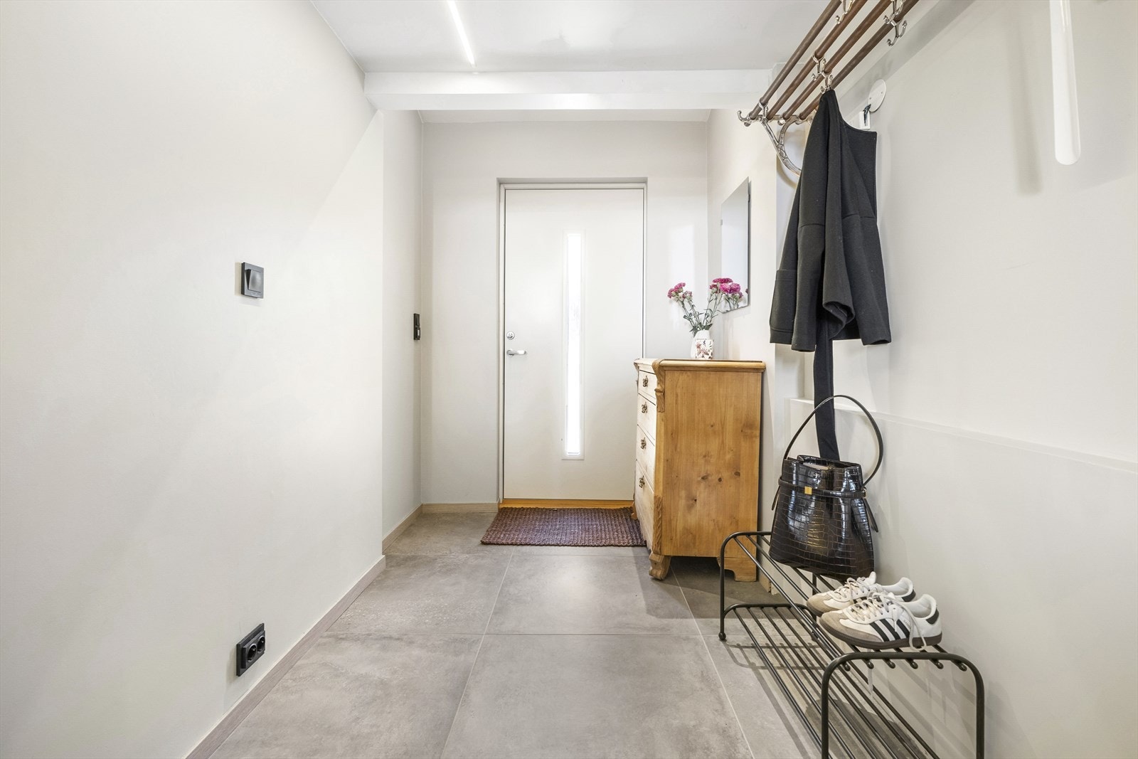 - Velkommen inn i et romslig og flislagt inngangsparti - Galleribilde