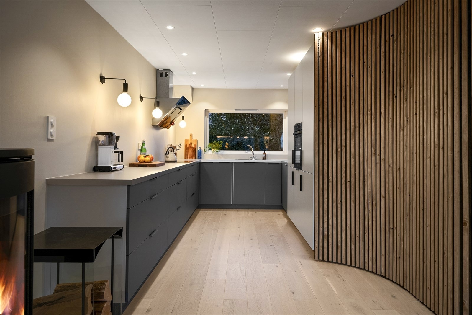 - Det er lekre overflater, buet spilevegg og nyere både kjøkken og bad - Galleribilde