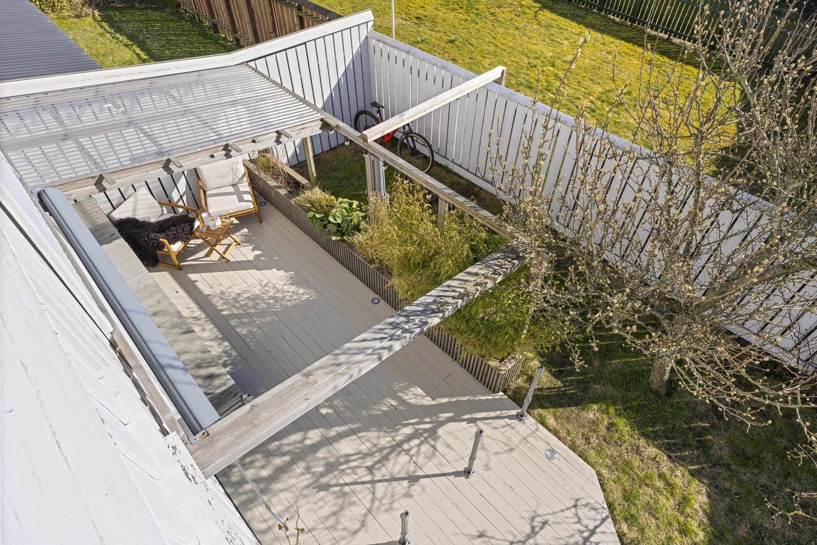 - Herfra ser man også terrassen, som er delvis overbyggetmed innebygde lys i terrassedekket - Galleribilde