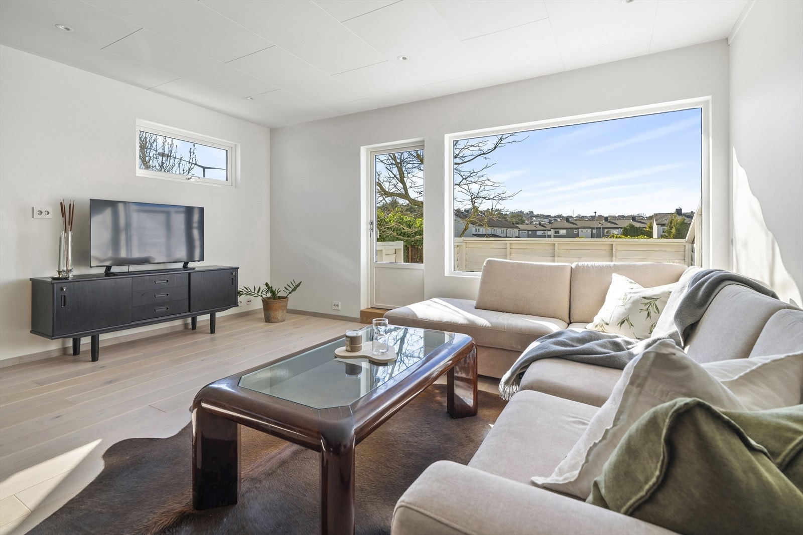 - De store vindusflatene bidrar til godt lysinnslipp, og isolerer godt - Galleribilde