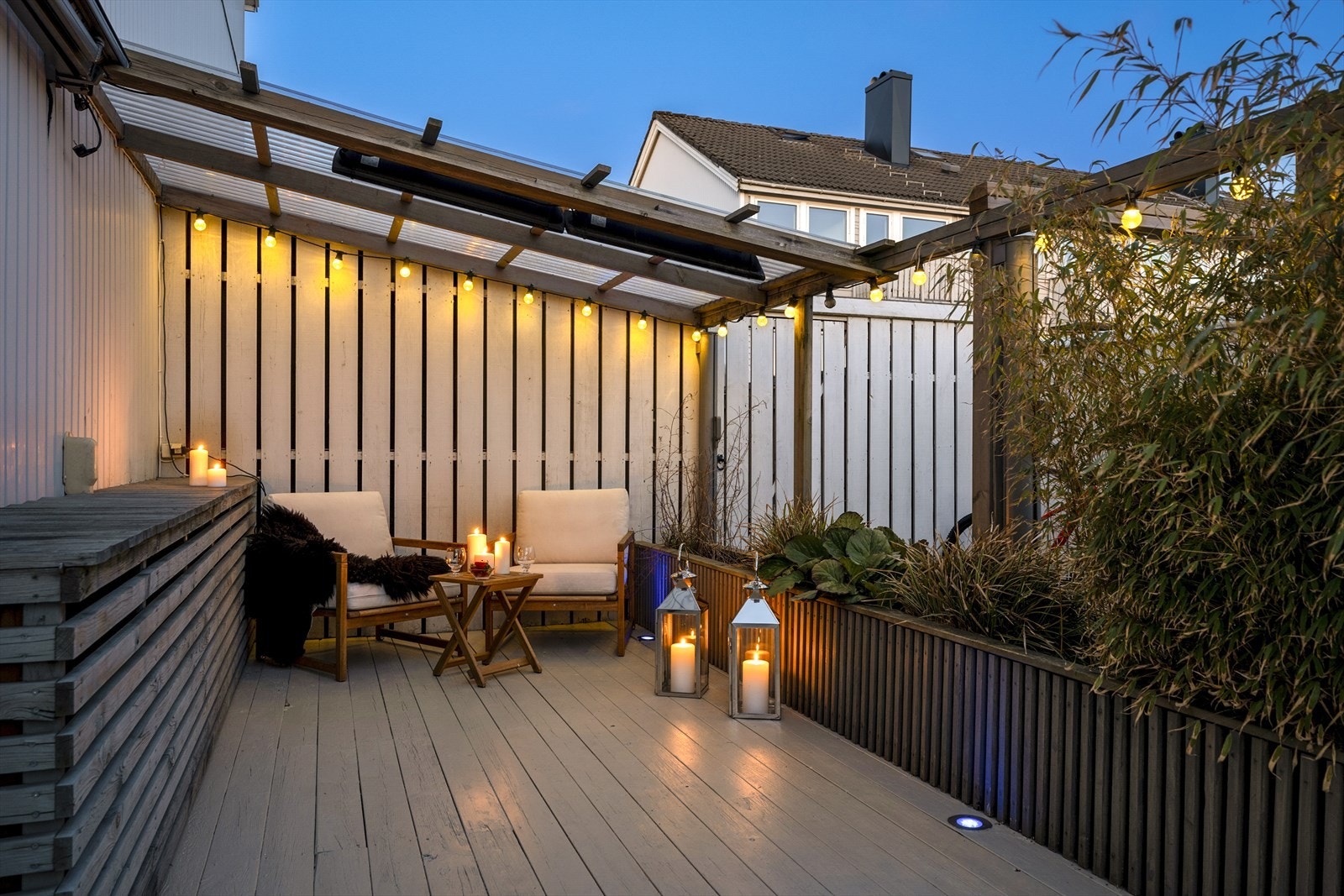 - Terrassen ligger lunt til og er delvis overbygget med flotte plantekasser som rammer den inn - Galleribilde