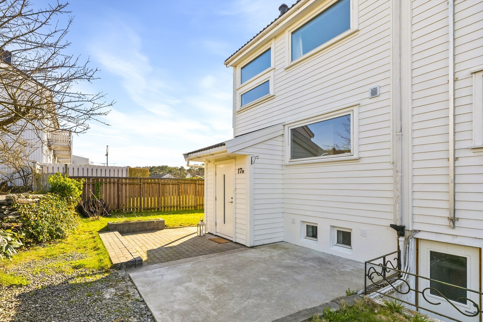 - Romslige uteplasser på alle sider av boligen - Galleribilde