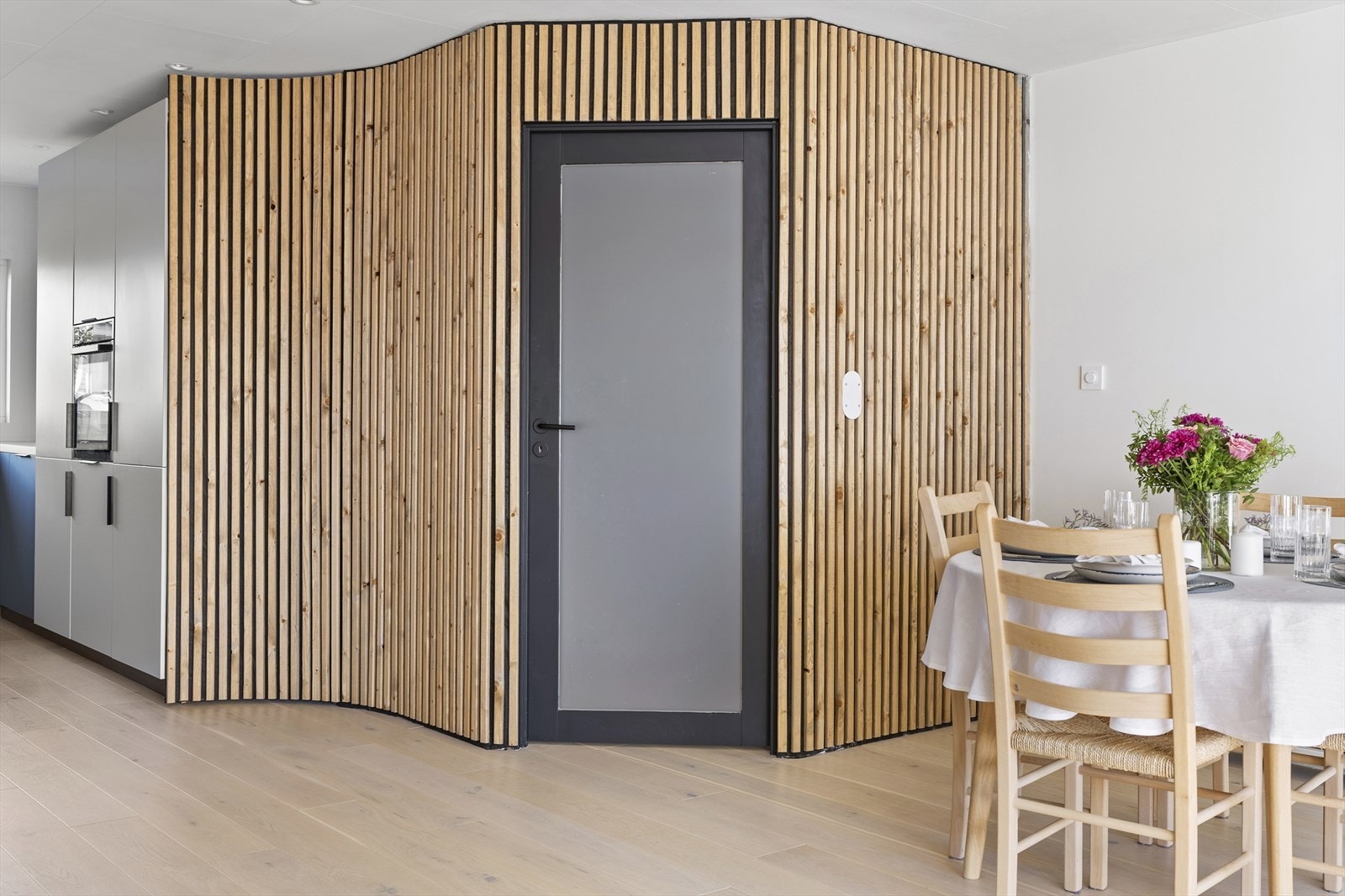 - Lekker spilevegg med skjult oppbevaring, perfekt for støvsuger og vaskeartikler man ønsker lett tilgjengelig - Galleribilde