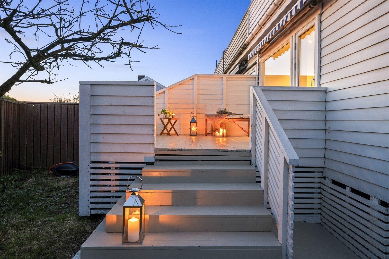 - Fra verandaen har man direkte adkomst til terrasse og hagen - Galleribilde