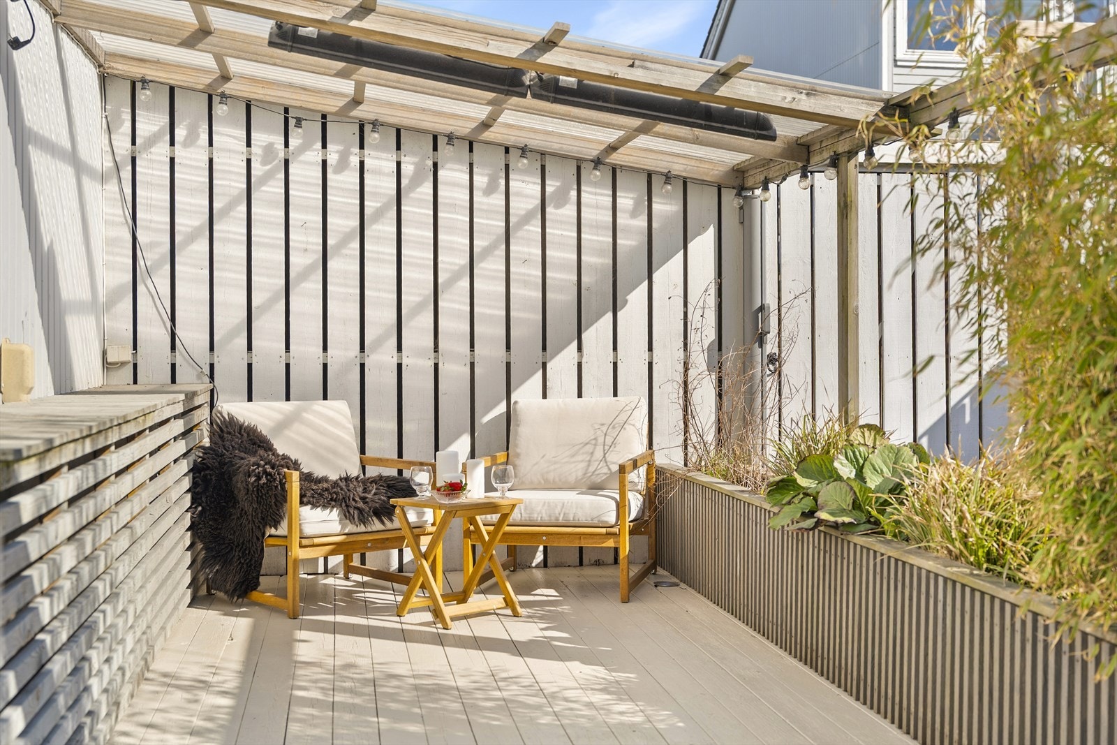 - Koselig uteplass med stedsbygd hylle - Galleribilde