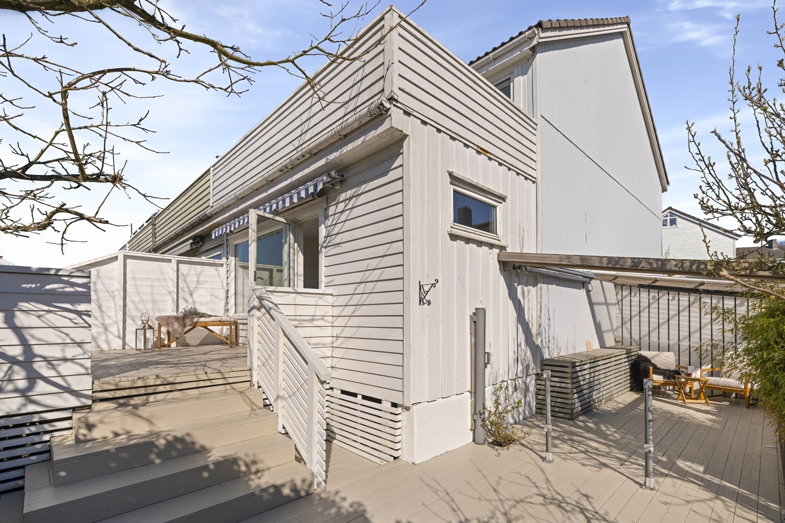 - Terrassedekket strekker seg helt til trappen, og i innerste del sitter man lunt og godt - Galleribilde