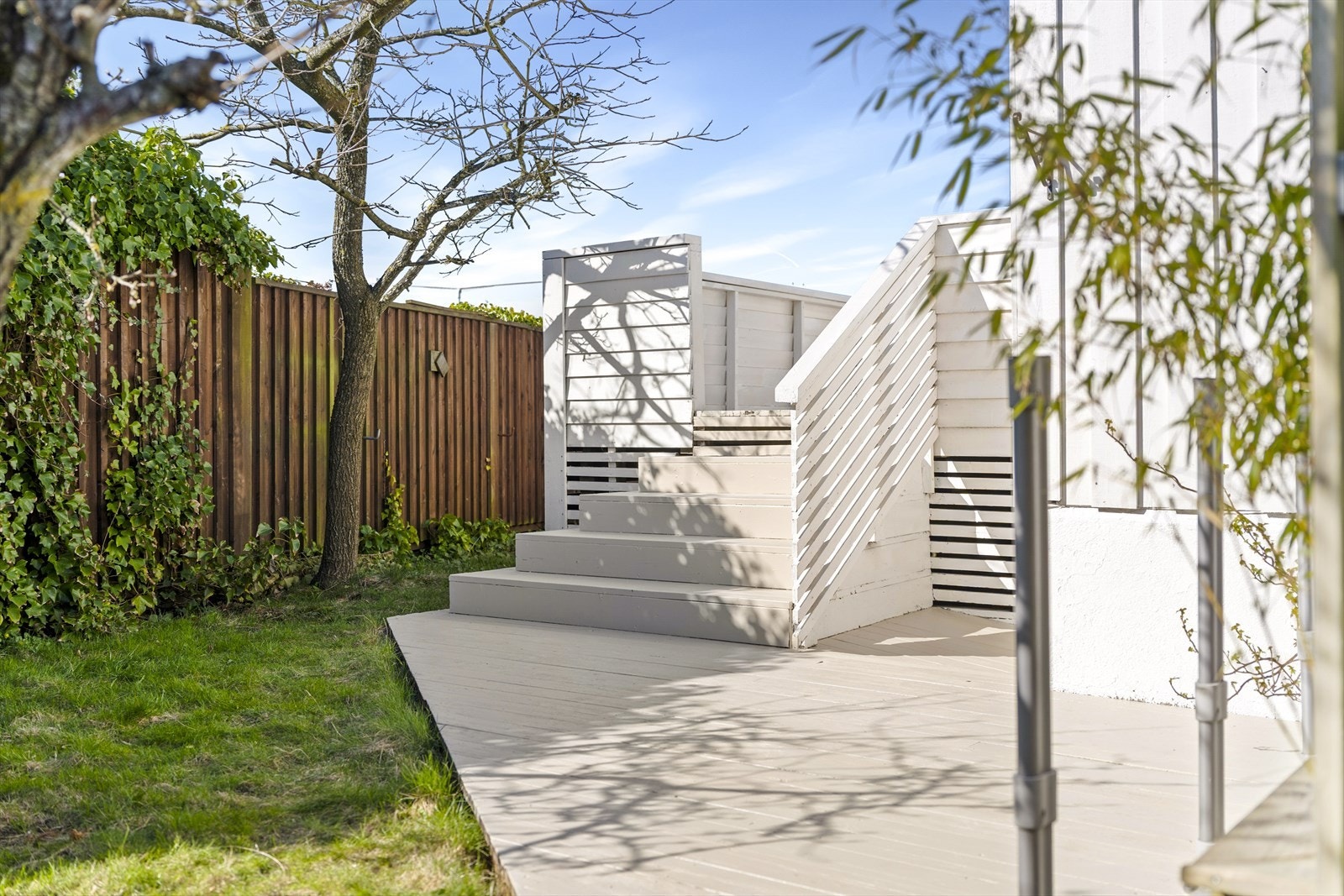 - Det er både gressplen og flott beplantning i hagen - Galleribilde