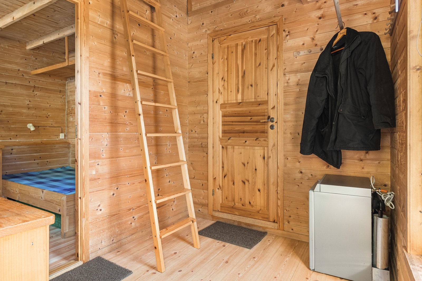 Den romslige entreen har god plass til yttertøy og skotøy og annen oppbevaring. Galleribilde