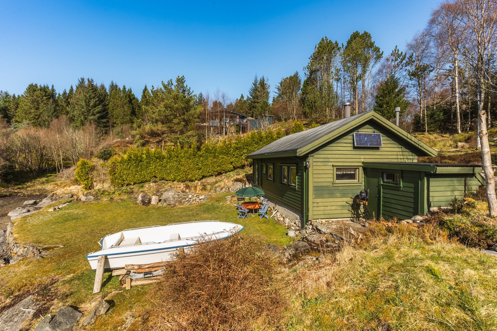 Sjarmerende hytte i landlige omgivelser. Galleribilde