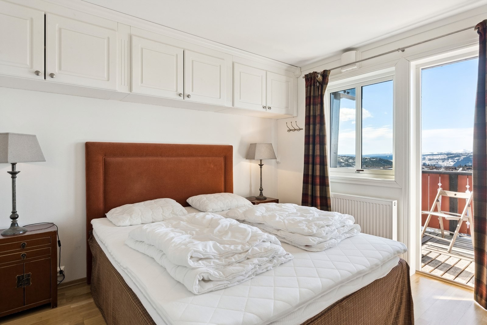 Hovedsoverommet er innredet med dobbeltseng, nattbord, og skap. Galleribilde