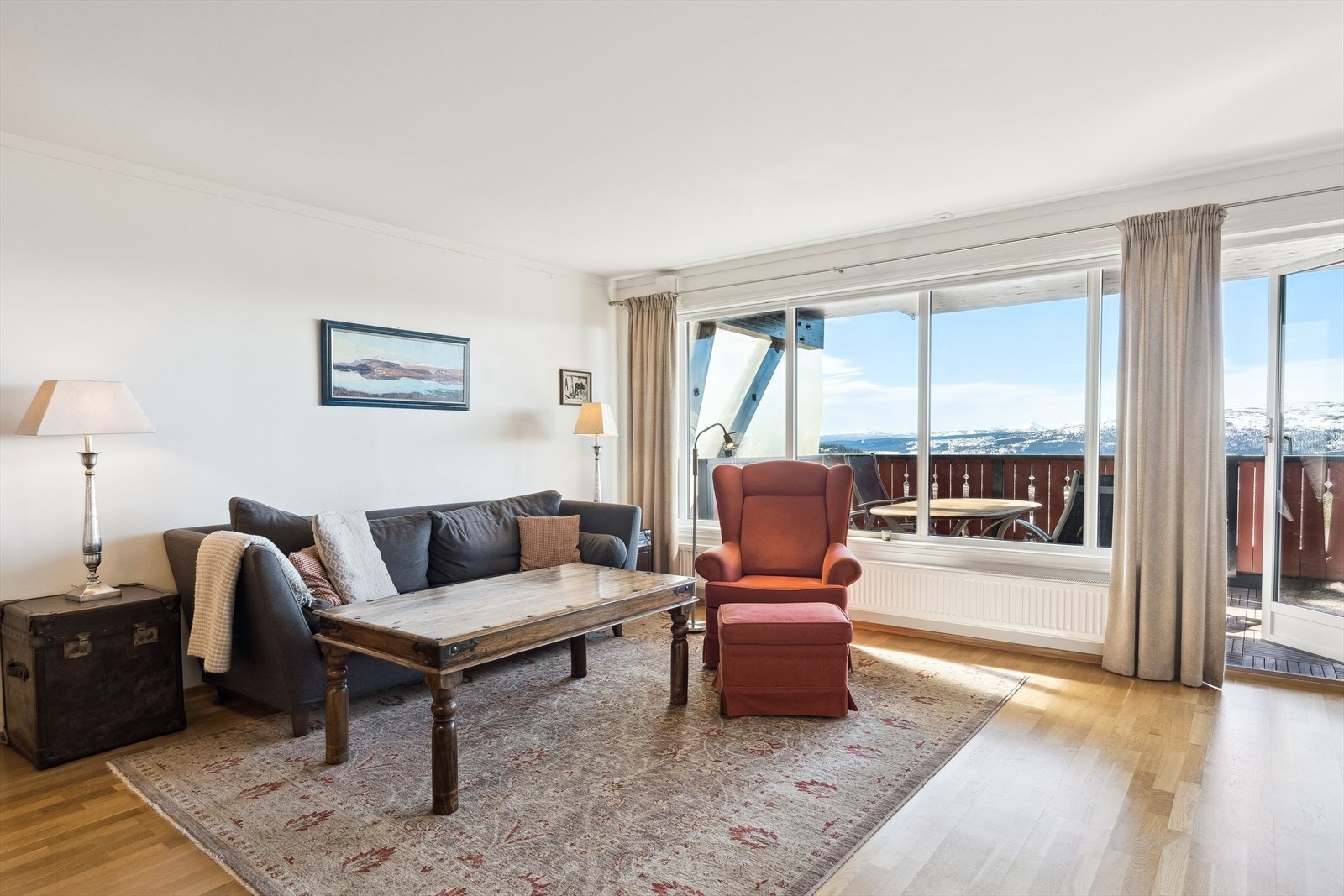 Store vindusflater som slipper inn rikelig med lys, skaper en lys og luftig atmosfære. Galleribilde