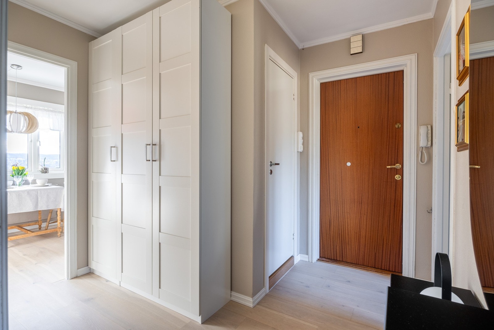 Du blir ønsket velkommen inn i en lys entré med garderobeskap. Galleribilde