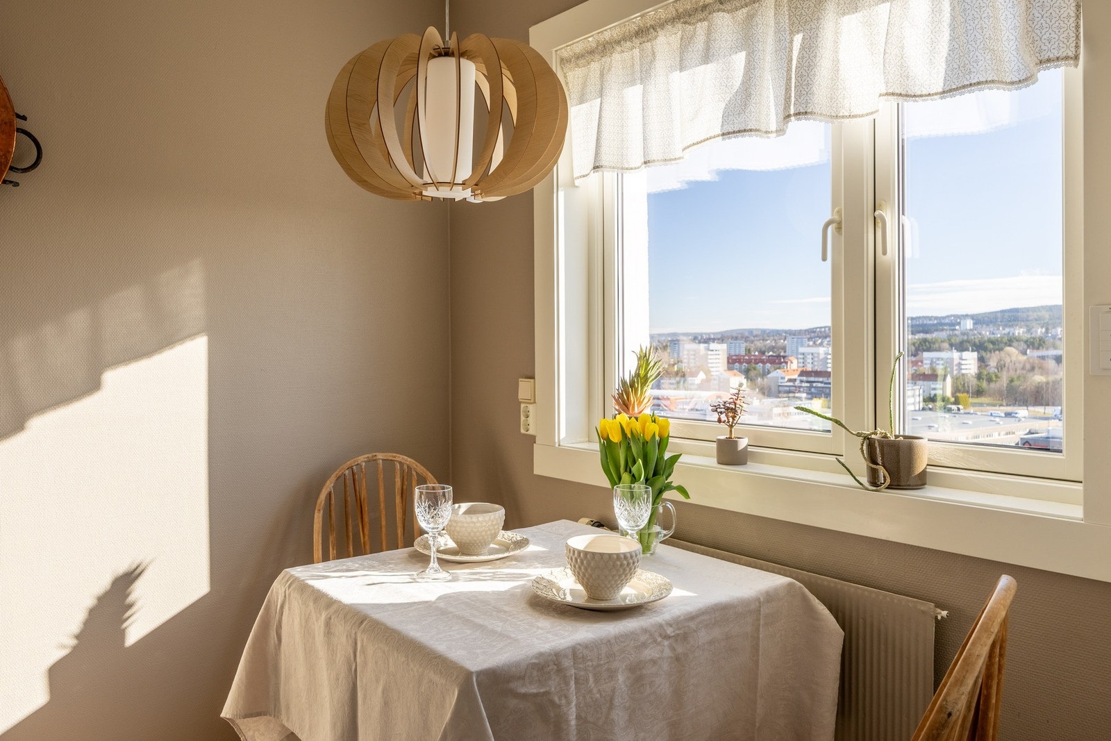 Her kan man nyte morgenkaffen med hyggelig utsikt. Galleribilde