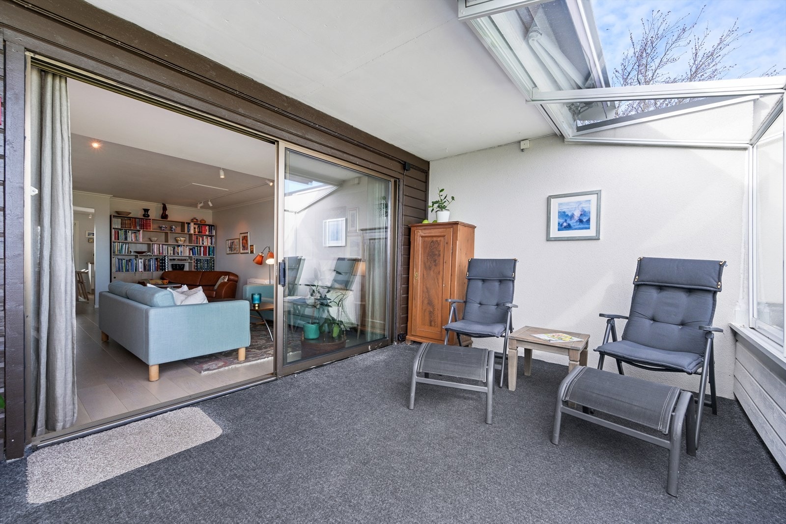 Innglasset og teppelagt balkong med adkomst fra stuen. Galleribilde