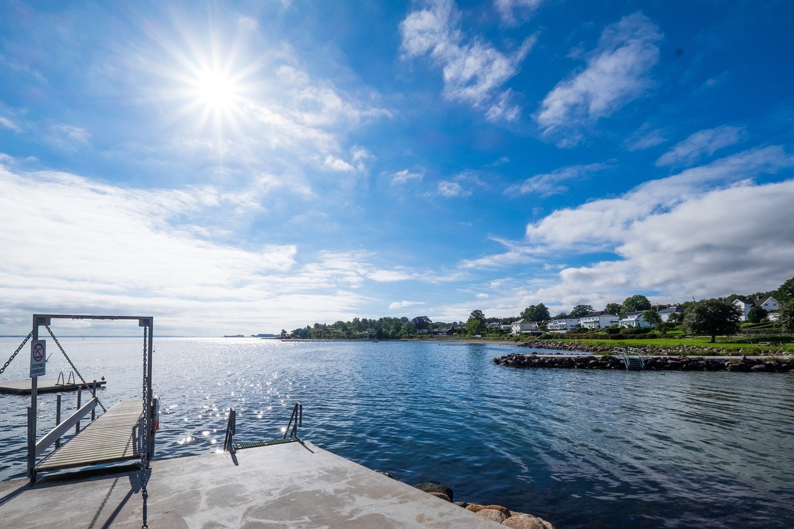 Åsgårdstrand badepark med flott badestrand og stupebrett. Galleribilde