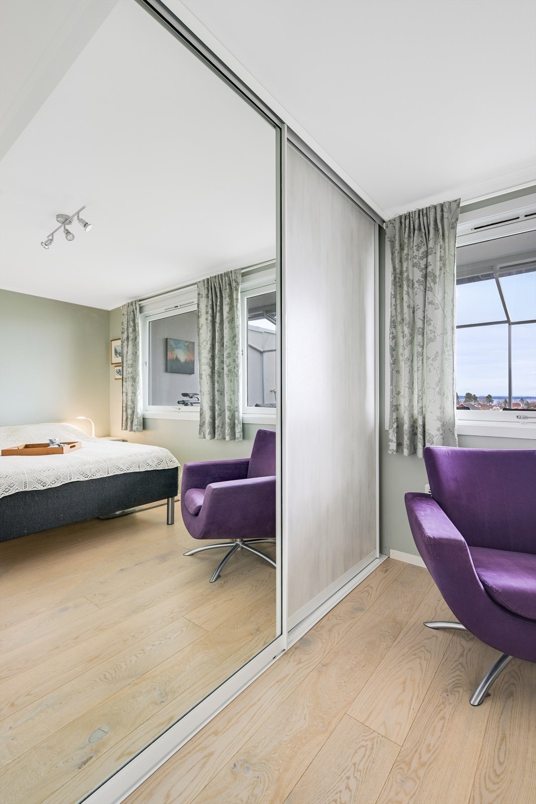Soverom nr. 2 også med romslig skyvedørsgarderobe. Galleribilde