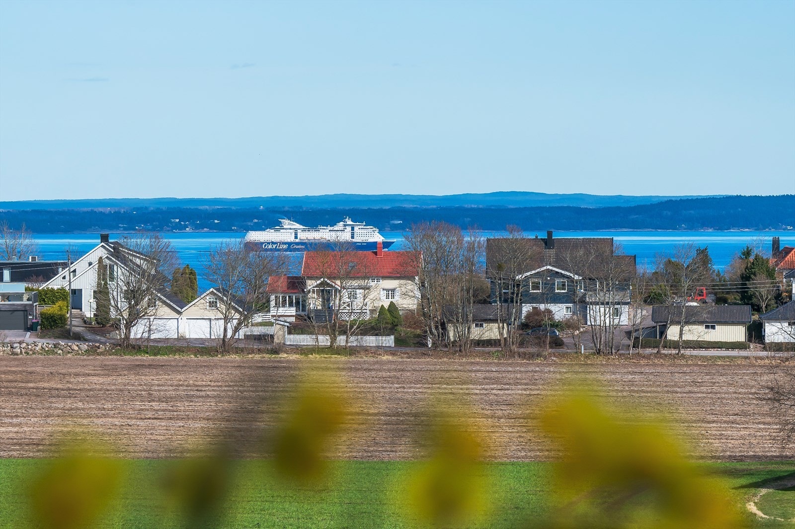 Flott utsikt over nærområdet og mot sjøen fra den ene balkongen. Galleribilde