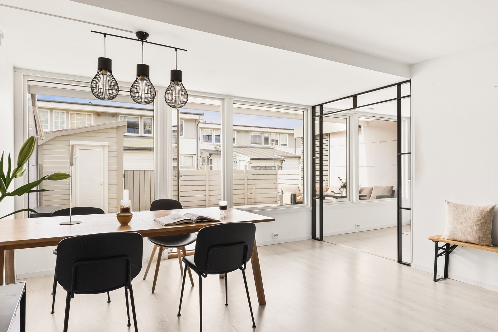 Store vindusflater slipper inn rikelig med naturlig lys. Galleribilde