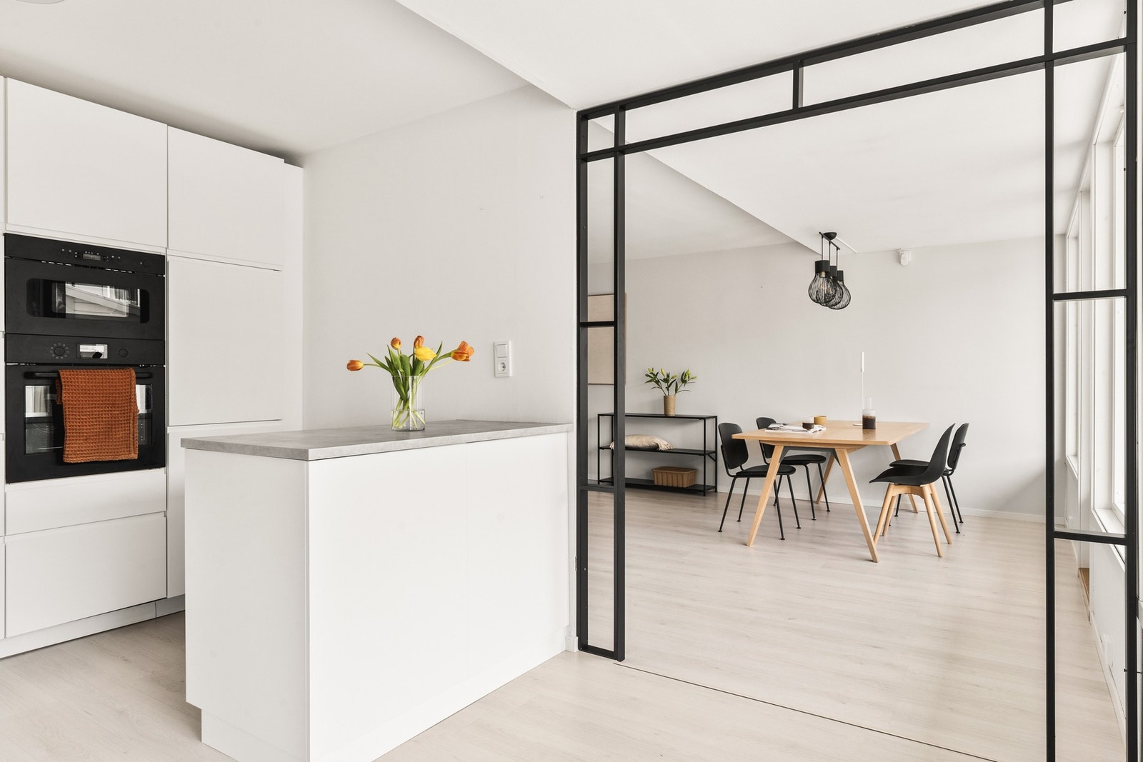 Kjøkkenøyen sørger for ekstra albuerom og oppbevaringsplass. Galleribilde